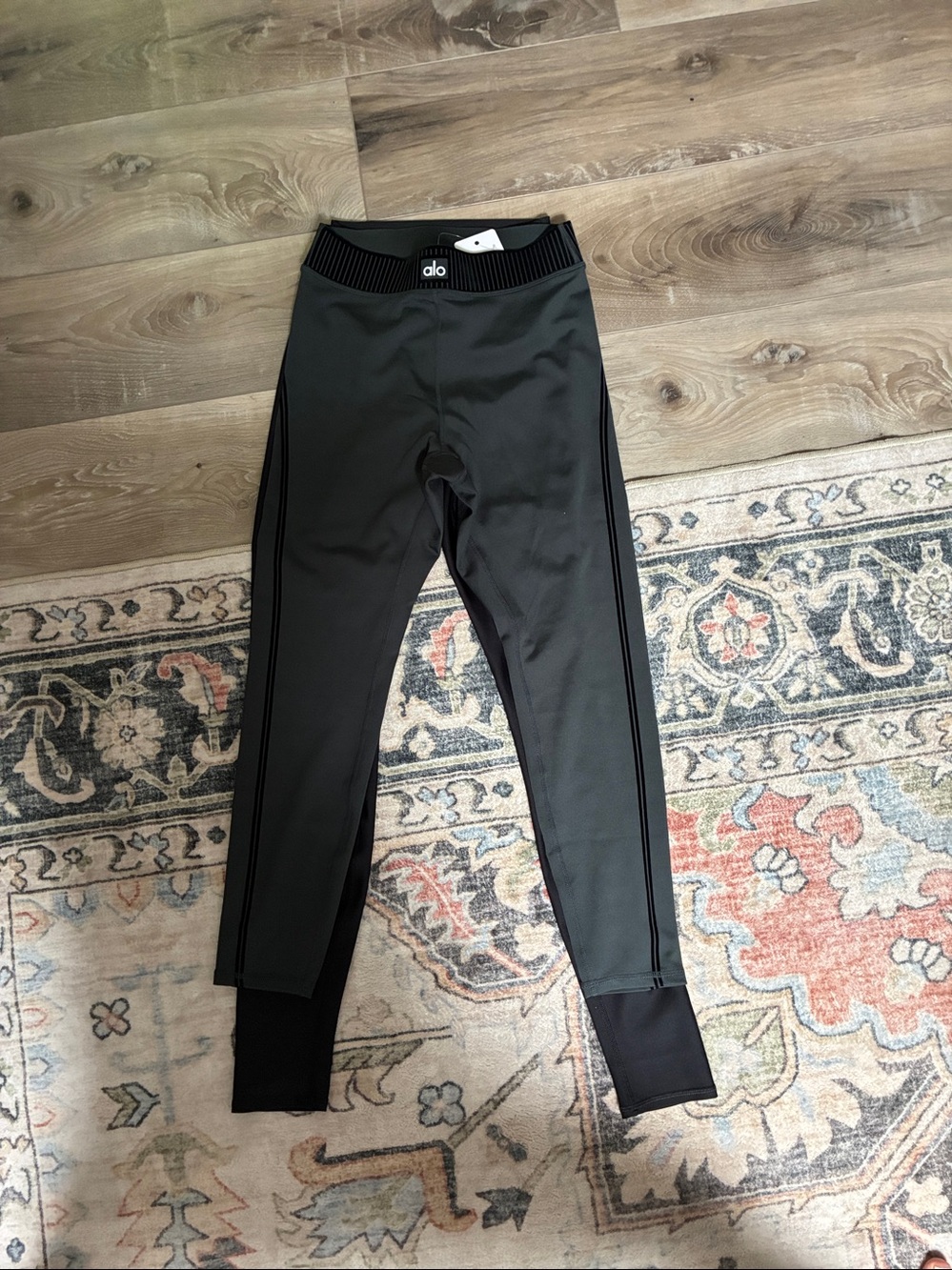 ALO Yoga Women's Black/ Dark Green Sports Bra & Legging Set! size S! super cute! - Picture 7 of 7